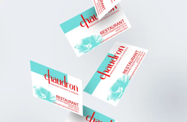 [ BRANDING ]

Moins d’un an après le rebranding des gastrosphes, le collectif nous demande de créer une identité pour leur nouveau restaurant. 
Le défi étant d'avoir des marqueurs uniques pour le restaurant tout en exprimant une filiation claire avec l'identité du collectif.

Certaines des données du briefing de @les_gastrosophes restaient d’actualité : éviter les codes du graphisme alimentaire (couleurs, représentation, forme ou littéralité).

Les marqueurs communs sont : 
- la typographie
- l’imbrication de la baseline dans l’étirement d’une lettre
- la superposition des lettres dans une seule partie du mot (pour conserver cet esprit d’élégance désordonnée et fourmillante d’idées des gastrosphes)
- l’aplat de couleur décentré (ici dans le haut du mot alors qu’il se situe dans le bas du mot pour les gastrosophes, jouant le rôle de miroir des valeurs du collectif)
 

Pour le rendre unique et reconnaissable : 
- une association de couleurs pensée pour l’impression RISO (mint & bright red)
- des représentations de racines (dessins encyclopédiques) ancrent et animent l’ensemble.

Au passage merci à Frau Steiner Studio de m’avoir suivi dans ce projet RISO

#branding #graphisme #typographie #riso #création #designgraphic #lovemyjob #lahplabdesign