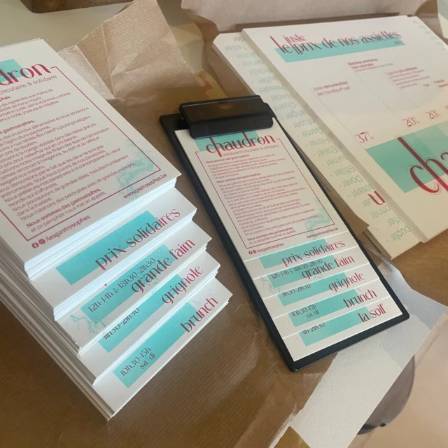 [ BRANDING ]

Création des menus du restaurant de @les_gastrosophes : Chaudron.
Imprimés en RISO, en feuilles séparées pour gérer de façon aisée les changements d’une partie seulement du menu. Un système d'onglets permet d'aller à la grande faim, la soif, la grignote ou la philosophie des prix solidaires.

Merci à @frausteinerstudio  de m’avoir suivi dans ce projet RISO

#branding #graphisme #typographie #riso #création #designgraphic #lovemyjob #lahplabdesign